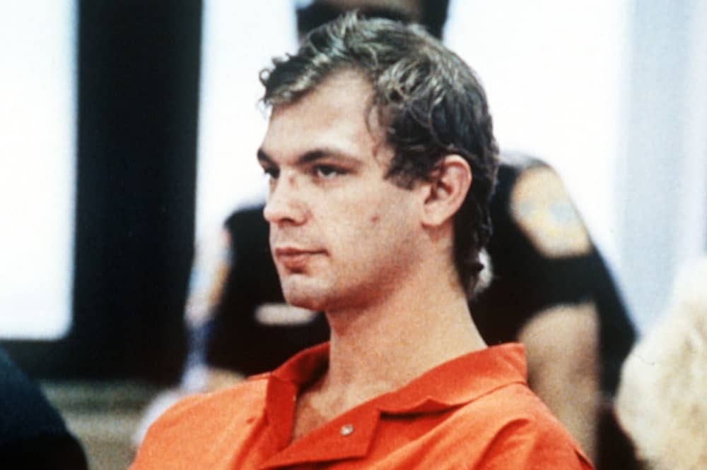 Gã  sát nhân ăn thịt người man rợ nhất lịch sử nước Mỹ - Jeffrey Dahmer khiến nhiều người rùng mình bởi tội ác đã gây ra. Gã sát nhân bị kết tội giết hại tổng cộng 17 người đàn ông và bé trai từ năm 1978 - 1991. Không chỉ giết người, gã sát nhân ăn thịt nạn nhân vô cùng man rợ. Với tội ác kinh hoàng đã gây ra, Dahmer bị tuyên án hơn 1.000 năm tù. Tuy nhiên, tháng 11/1994, Dahmer bị bạn tù giết chết.